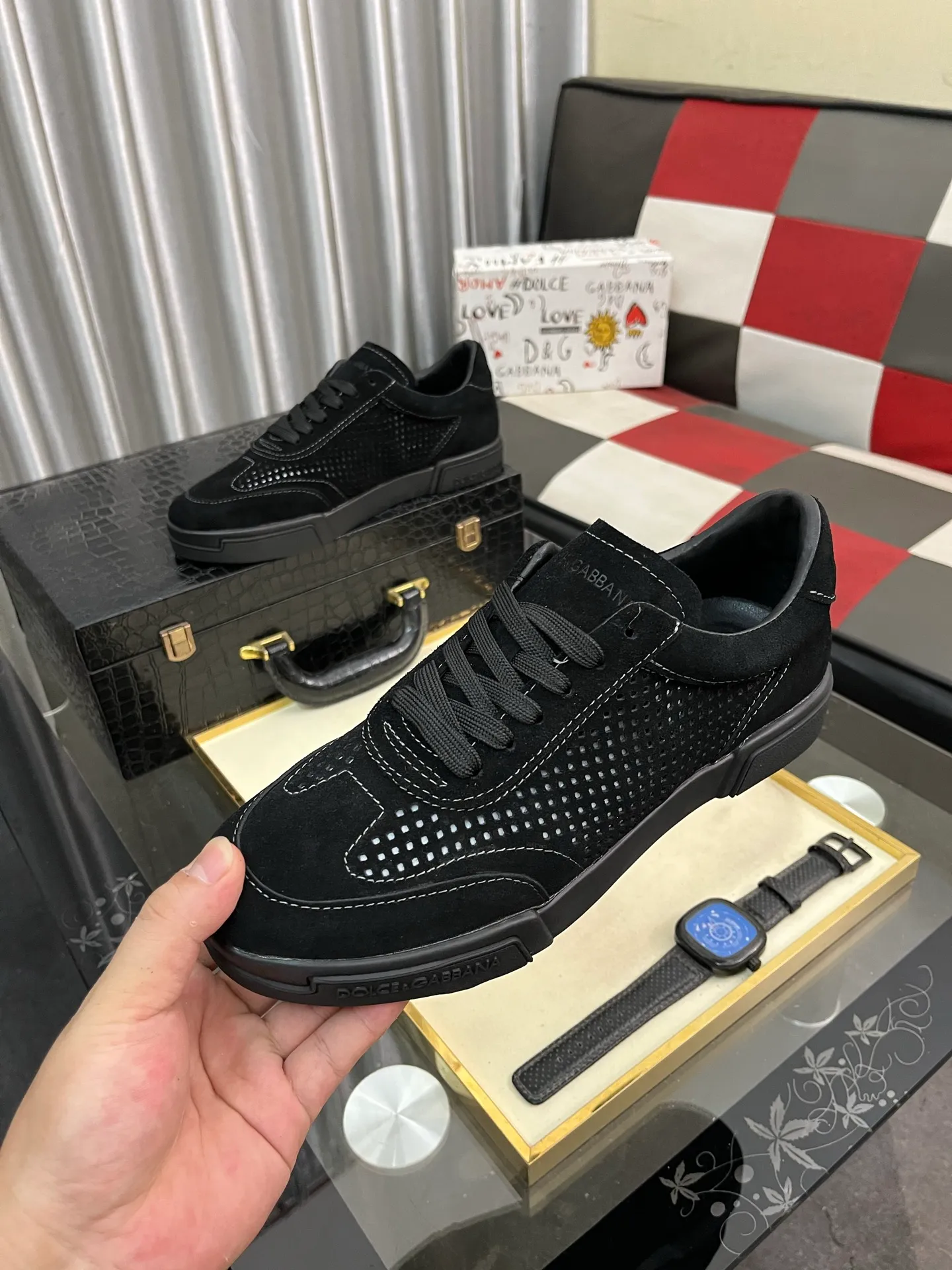 Men's shoes 💰440⌚️⌚️DG's latest popular 🔥🔥casual shoes, the tongue has the brand's iconic details, and the combination of silk cowhide and cow suede enhances the style. Fashionable and versatile, it can complement any look. Create an exquisite design with unique dynamic vitality and modern atmosphere, showing modern elegance. Size: 38-46